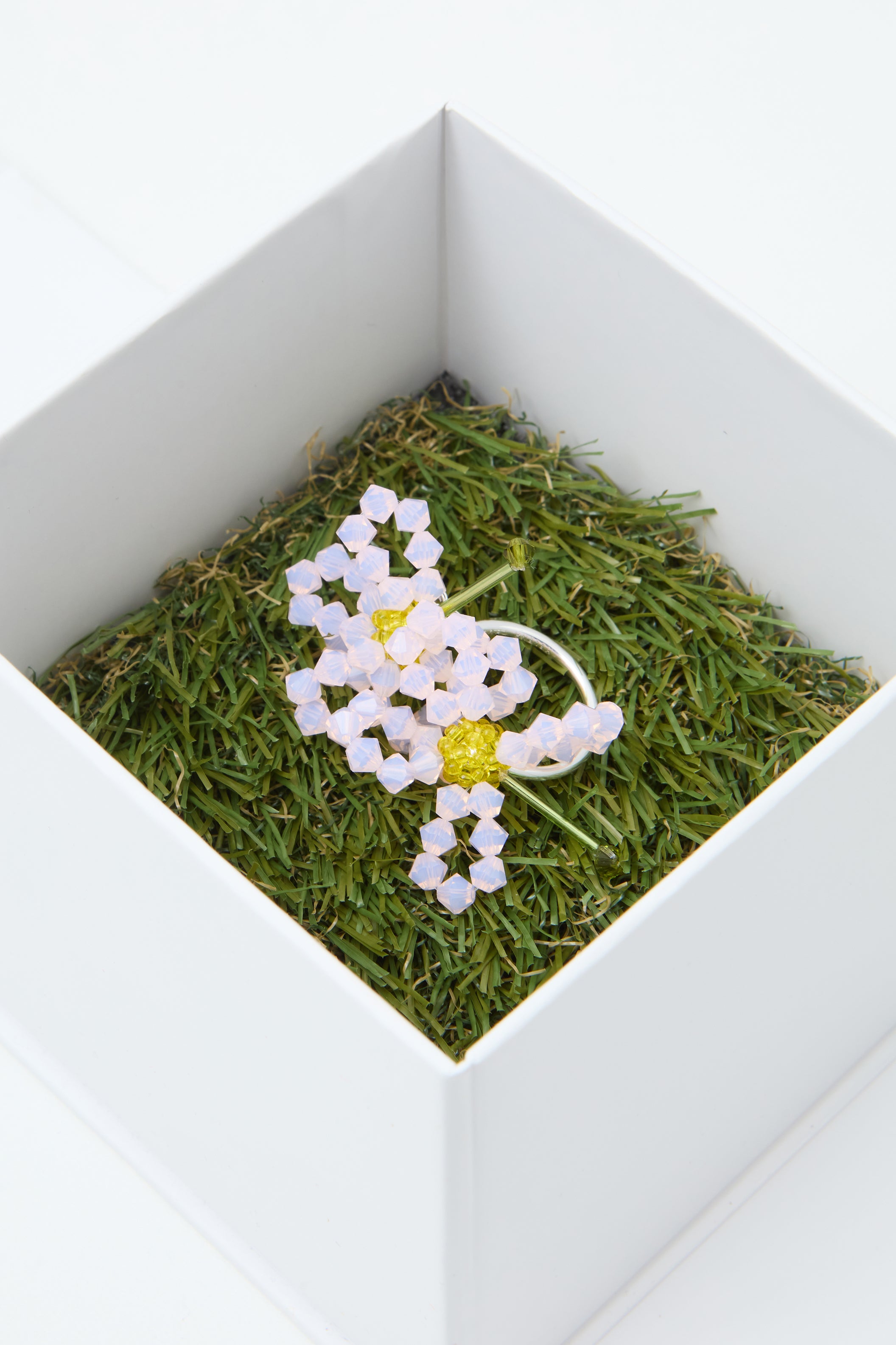 ASTER CHINENSIS LOOP LOCKER STUD EARRING