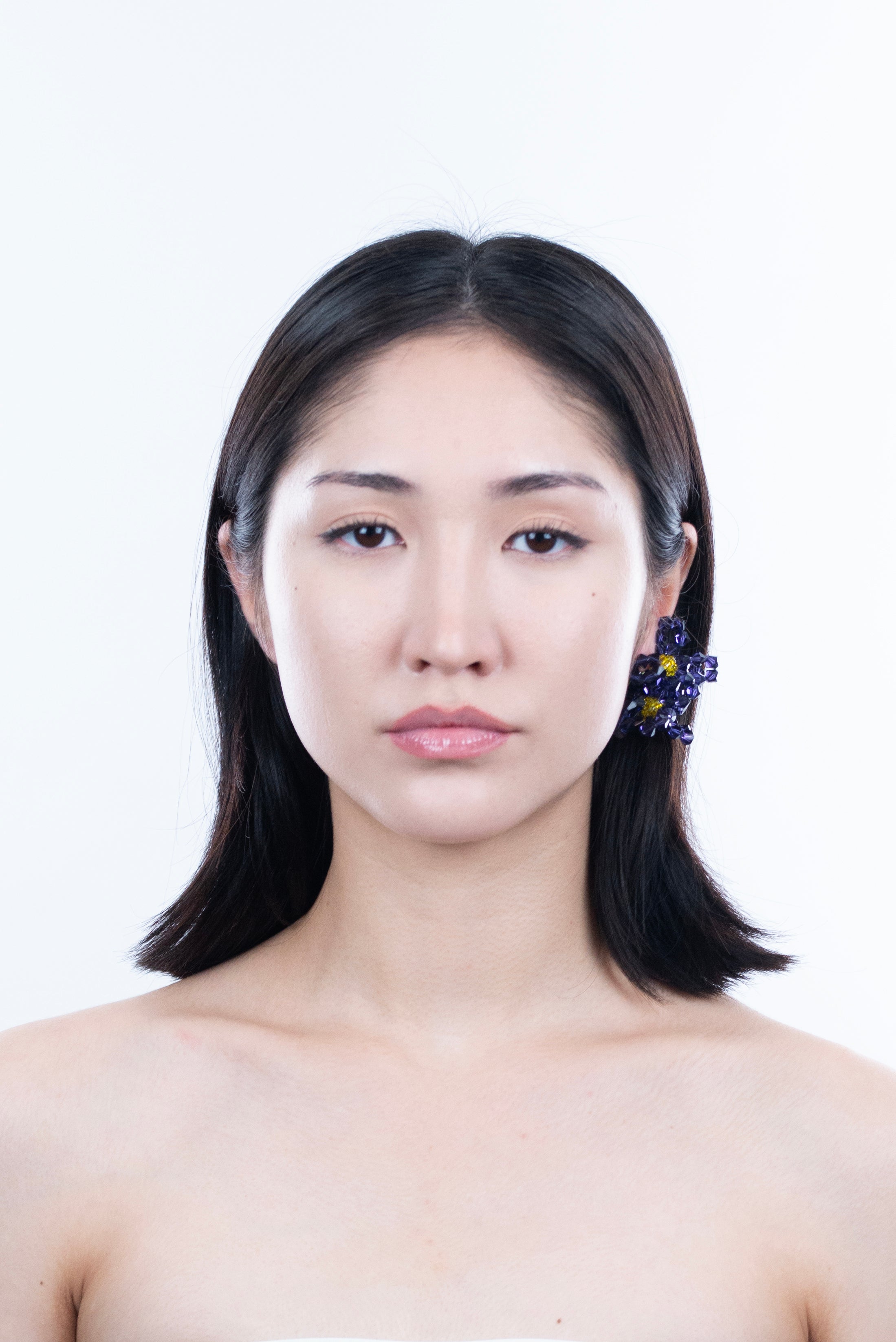 ASTER CHINENSIS LOOP LOCKER STUD EARRING